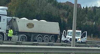 Bozüyük'te kamyonet park halindeki tıra çarptı: 2 yaralı