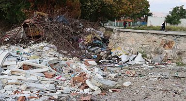 Burası çöplük değil mahalle arasında boş bir arazi