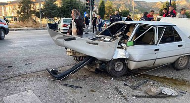 Burdur'da iki otomobil çarpıştı: 3 yaralı