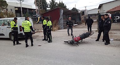 Burdur'da motosikleti ile yol kenarındaki kamyonete çarpan sürücü yaralandı