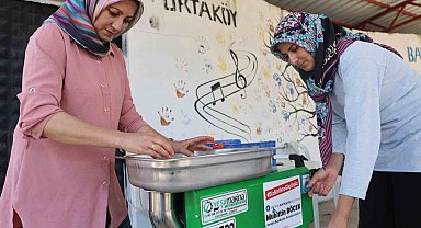 Büyükşehir'den Kumlucalı kadınlara domates sıkma makinesi