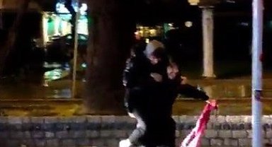 Çanakkale'de iki genç yağmur sularına düşen Türk bayrağını aldı