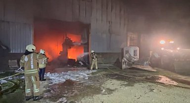 Çatalca'da fabrika deposu alev alev yanıyor