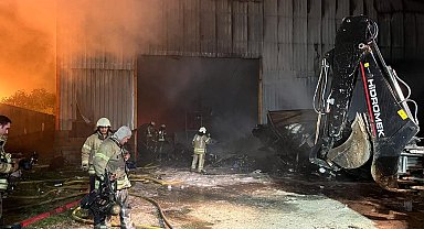 Çatalca'da fabrikanın deposu alev alev yandı