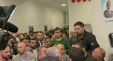 CHP Kurultayında partililer arasında yaşanan gergin anlar kamerada