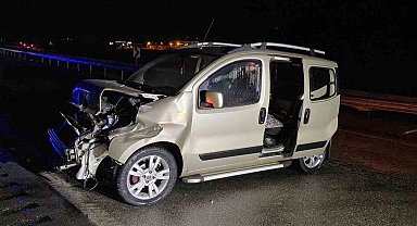 D100'de hafif ticari araç bariyerlere çarptı: 4 yaralı