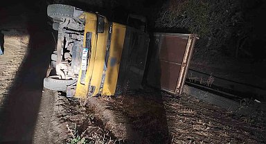 Demir yüklü kamyon devrildi: 2 yaralı