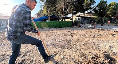 Deprem şehitleri anısına 46 fidan dikti