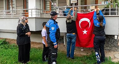 Depremzede aile istedi polisler yerine getirdi