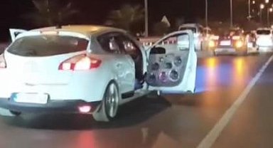 Diskoya çevirdiği aracıyla kapıları açık seyretti, o anları pahalıya patladı