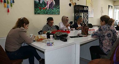 Diyarbakır'da Hanımevi Millet Kıraathanesine giden kadınlar ev ekonomisine katkı sağlayıp sosyalleşiyor