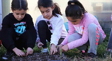 Diyarbakır'da öğrenciler çalı ve çiçek üretiyor