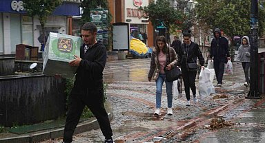 Edirne'de fırtına ve sağanak hayatı olumsuz etkiledi
