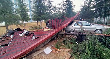 Edirne'de şiddetli fırtına, çatılar arabanın üzerine uçtu