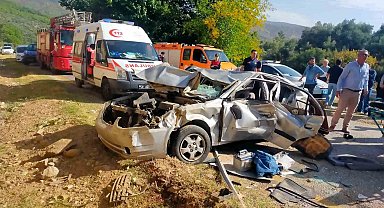 El freninin çekmeyi unutunca otomobil uçurumdan yuvarlandı: 1'i ağır 4 yaralı