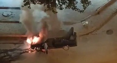 Elazığ'da seyir halindeki otomobil alev aldı