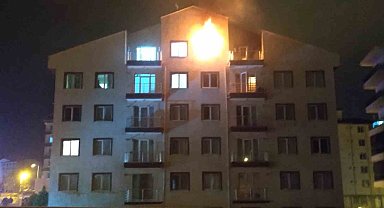 Elektrikli şofbenden çıkan yangında daire alevlere teslim oldu