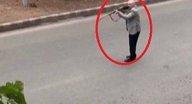 Elinde av tüfeğiyle yolu kapattı, hakaretler savurdu