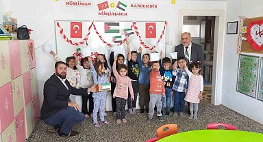 Emet'te Kur'an Kursu öğrencileri kumbaralarındaki paraları Filistin'e bağışladı