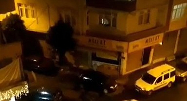 Esenler'de kendisini polis sanarak uygulama yapan alkollü şahıs, taksinin üzerine atladı: O anlar kamerada