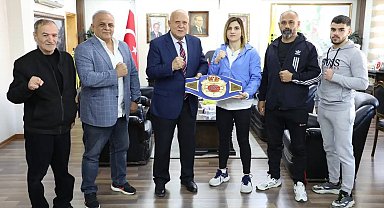Eski boksör Başkan Pekmezci Bayburtlu milli boksör Turhan'ı makamında ağırladı