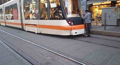 Eskişehir'de bir çocuğun tramvaya tutunma çabası hayret ettirdi