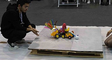 Eskişehir'de ilginç robot yarışması büyük çekişmeye sahne oldu