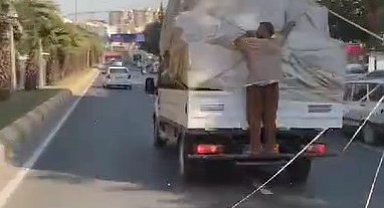 Eşya yüklü kamyonetin arkasında tehlikeli yolculuk
