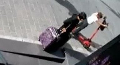 Fatih'te 11 yaşındaki çocuk, gözüne kestirdiği 7 elektrikli scooterı böyle çaldı