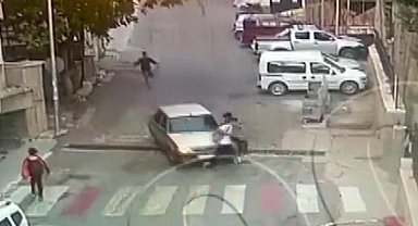 Freni boşalan otomobilin gence çarpma anı kameraya yansıdı
