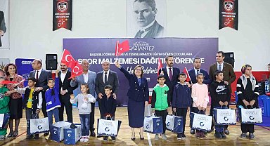 Gaziantep'te 3 bin 500 başarılı öğrenciye spor seti dağıtıldı