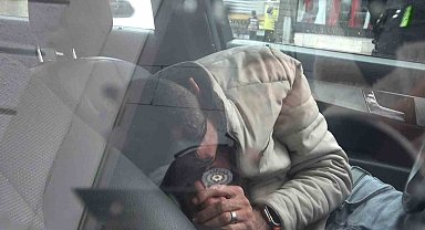 Gece kulübünden çıktı, direksiyon başında sızdı...Polisler böyle uyandırdı