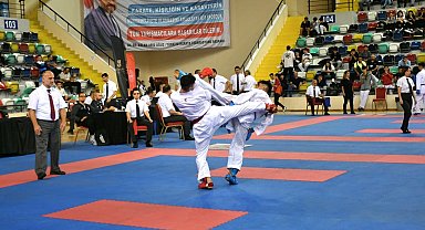 Genç sporcular tatami minderinde
