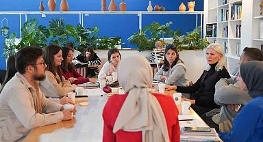 Gençlerle oturup kahve içti, sohbet etti