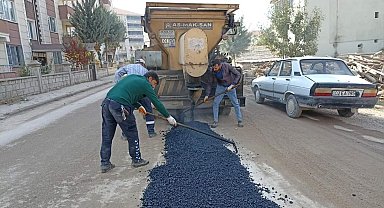 Gölbaşı Belediyesi bozulan yolları onarıyor