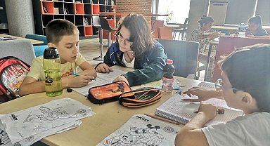 Gönüllü eğitmenler miniklere destek oluyor