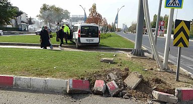 Hafif ticari araçla çarpışan araç refüje savruldu