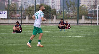 Hakemin kararını beğenmeyen futbolcular, maçı bırakıp oturma eylemi yaptı