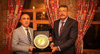 Hakkari gençliğinden Vali Çelik'e plaket
