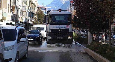 Hakkari'de yağmur sonrası cadde temizliği