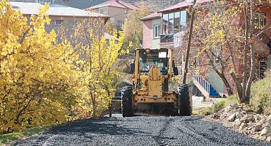 Hakkari'de yol asfaltlama çalışması