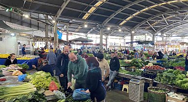 Halk pazarında alışveriş yoğunluğu sürüyor