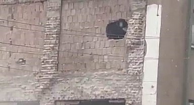 Hasarlı binayı yıkarken sağlam bina zarar gördü