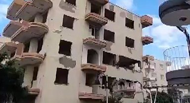 Hatay'da kontrollü yıkılan 5 katlı bina kağıt gibi yerle bir oldu