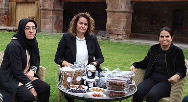 Hem yöresel ürünleri tanıtıyorlar hem para kazanıyorlar