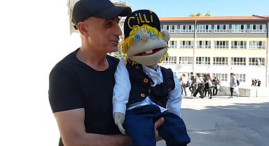 Herkesin ilgi odağı 41 yıllık vantrolog, içindeki çocukla eğlendiriyor