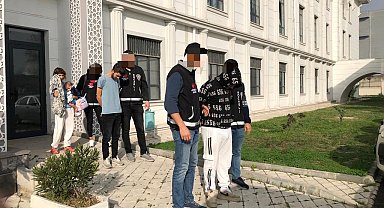 Hırsızlık suçundan yakalandı, kucağında bebekle adliyeye sevk edildi