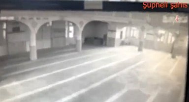Hırsızlık yapmak için camiye girdiği anlar kamerada