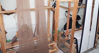 Hünerli kadınlar yöresel ehramı sobanın başında sıcak ortamda dokuyorlar