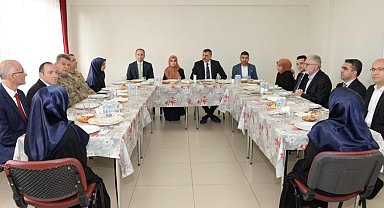 İlçesindeki öğrencileri yalnız bırakmıyor